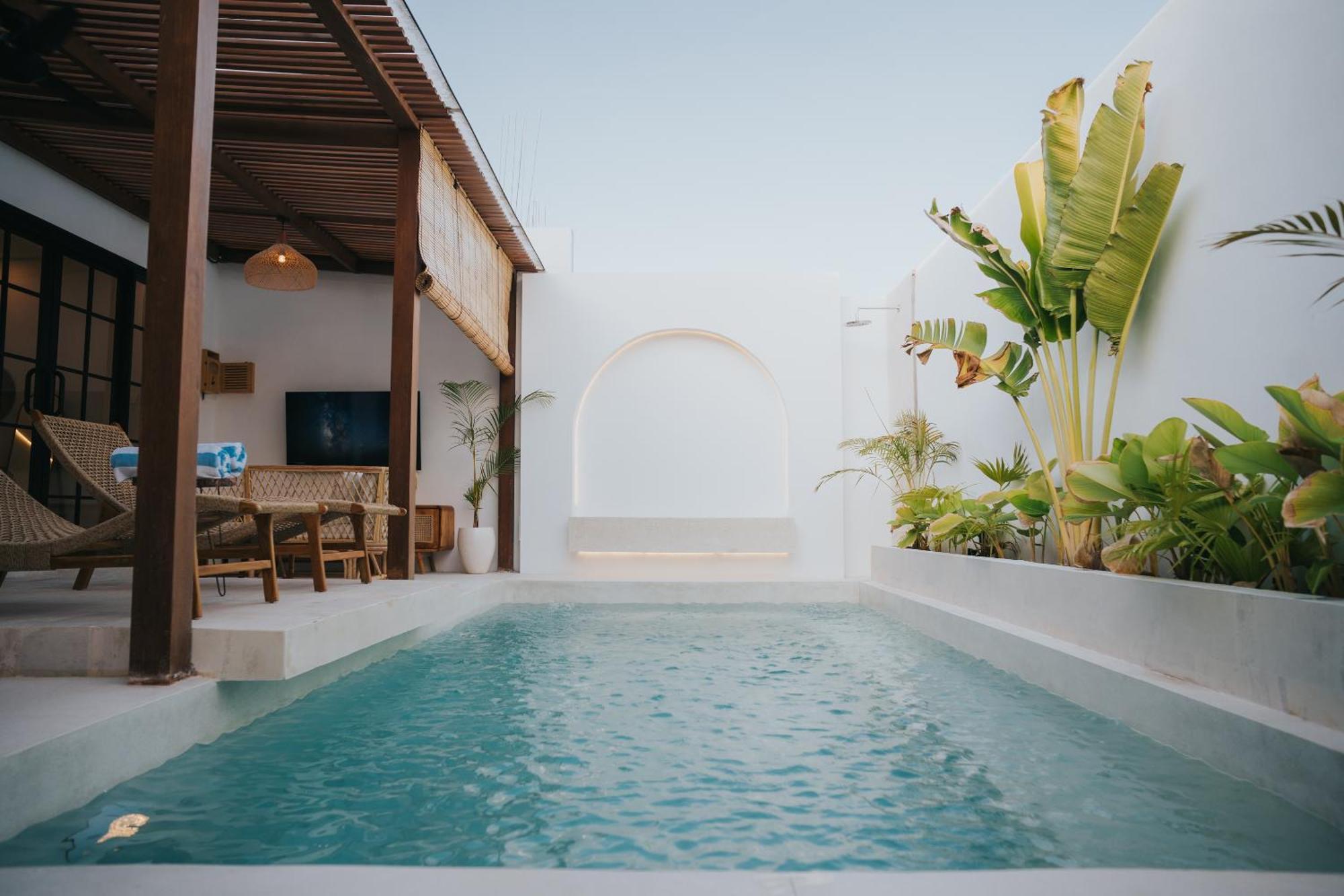 Brandon With Private Pool Villa Lovina Beach